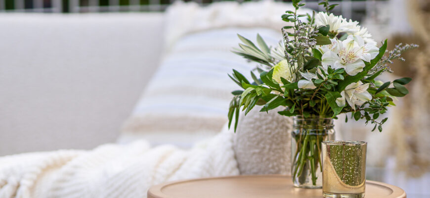 Elegant,Vase,Of,Flowers,And,Candle,In,Focus,Atop,A